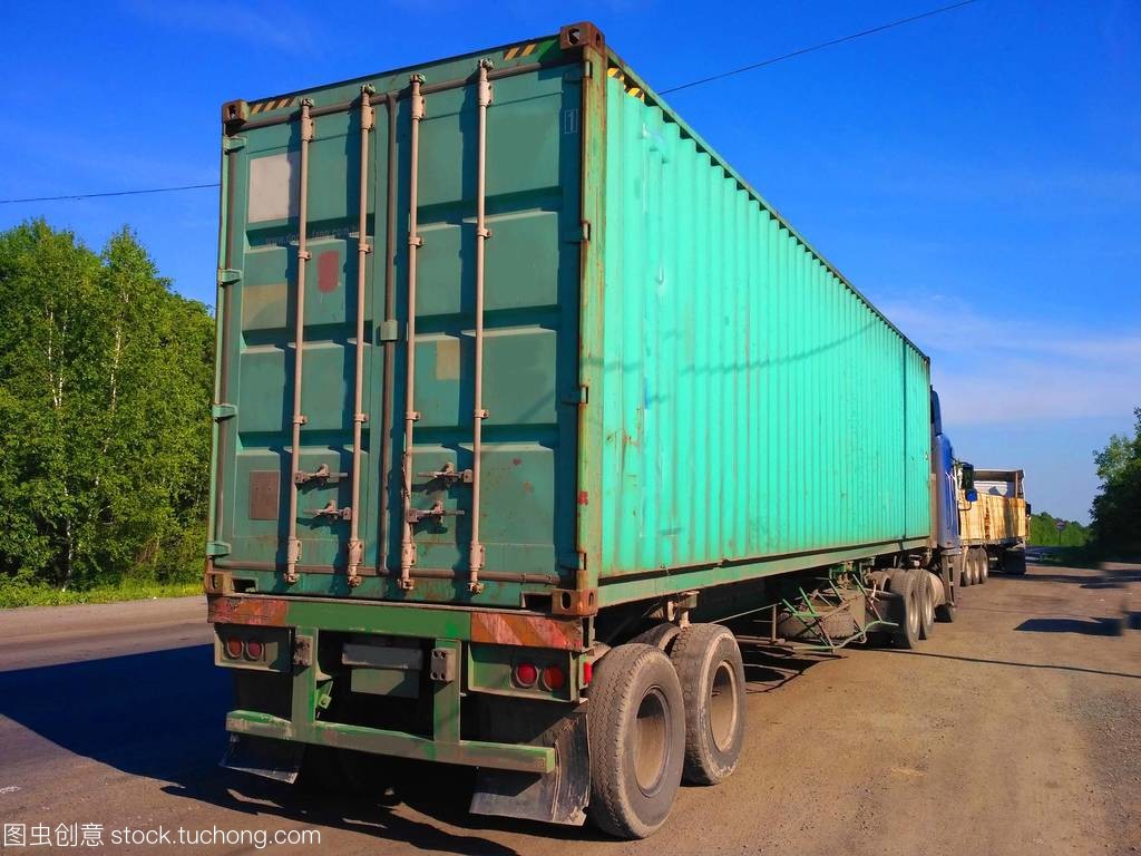 卡車裝載貨物 道路貨物運(yùn)輸?shù)暮诵沫h(huán)節(jié)與優(yōu)化策略